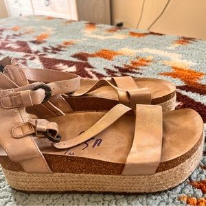 Size 8 Blowfish Platform Sandal
